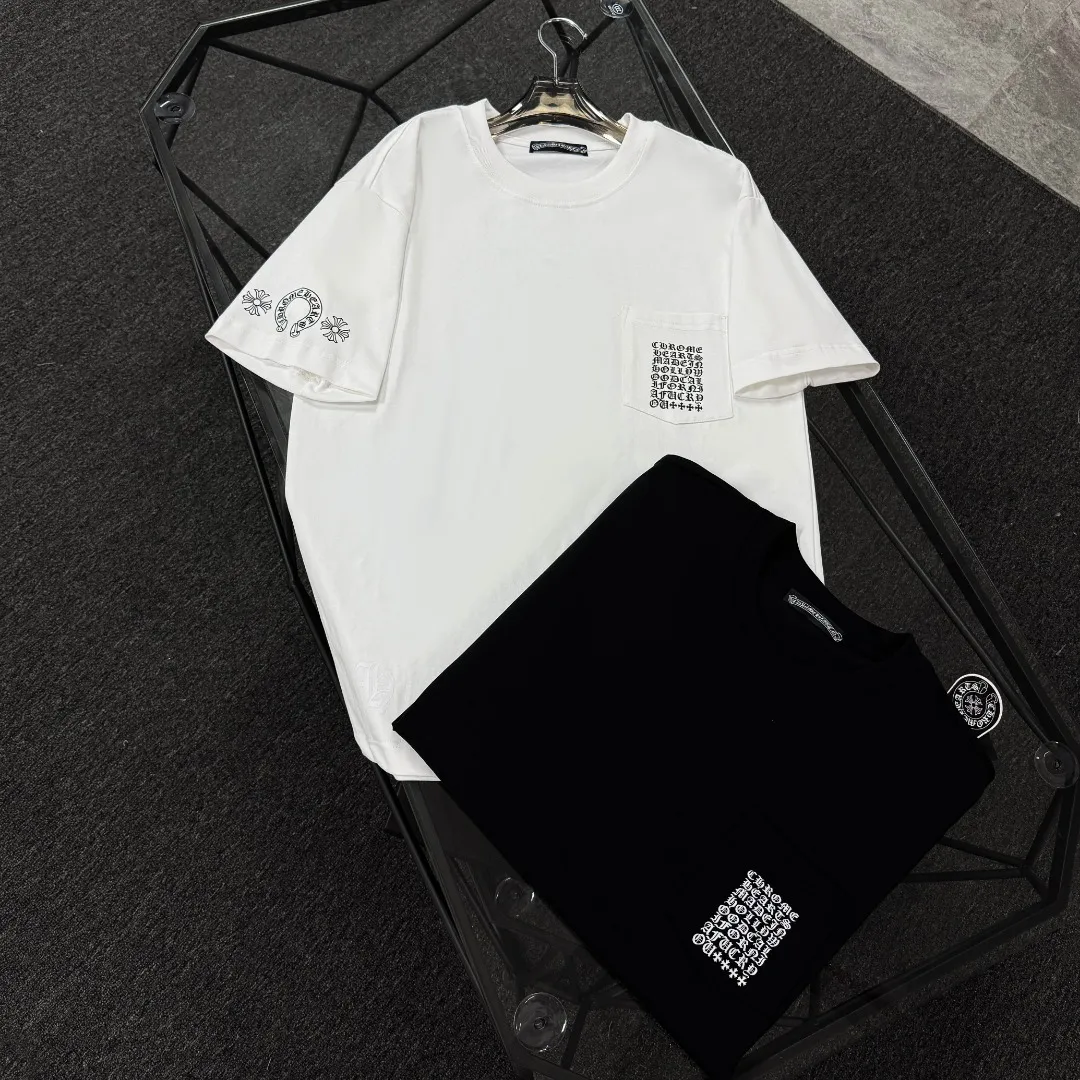 P170 Chrome Hearts Chrome Hearts 25 high-end versions. The fabric is made of 300 grams of high-density pure cotton. It does not deform or shrink. It has three labels. It is the same style for men and women. Technology: Digital printing. Color: White. Black. SIZE: S-XL.